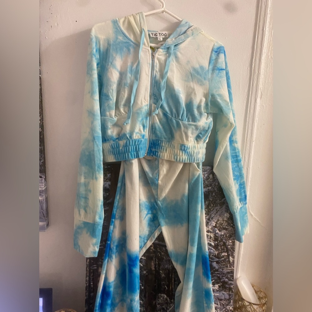Tie dye blue and white sweatsuit set. Size L. Good condition- like new.